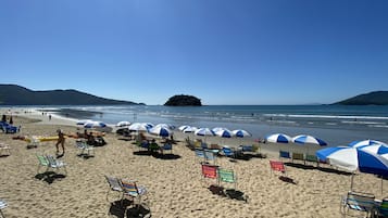 Na praia, areia branca, bar na praia