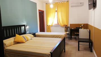 Daunenbettdecken, Schreibtisch, laptopgeeigneter Arbeitsplatz