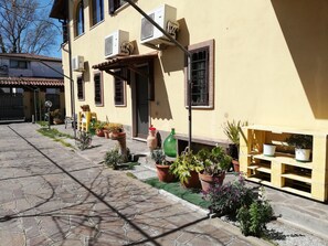 Exterior - The Yellow House (Fiumicino)