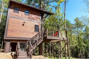 Boomhut | Individueel gedecoreerd, individueel gemeubileerd, een laptopwerkplek