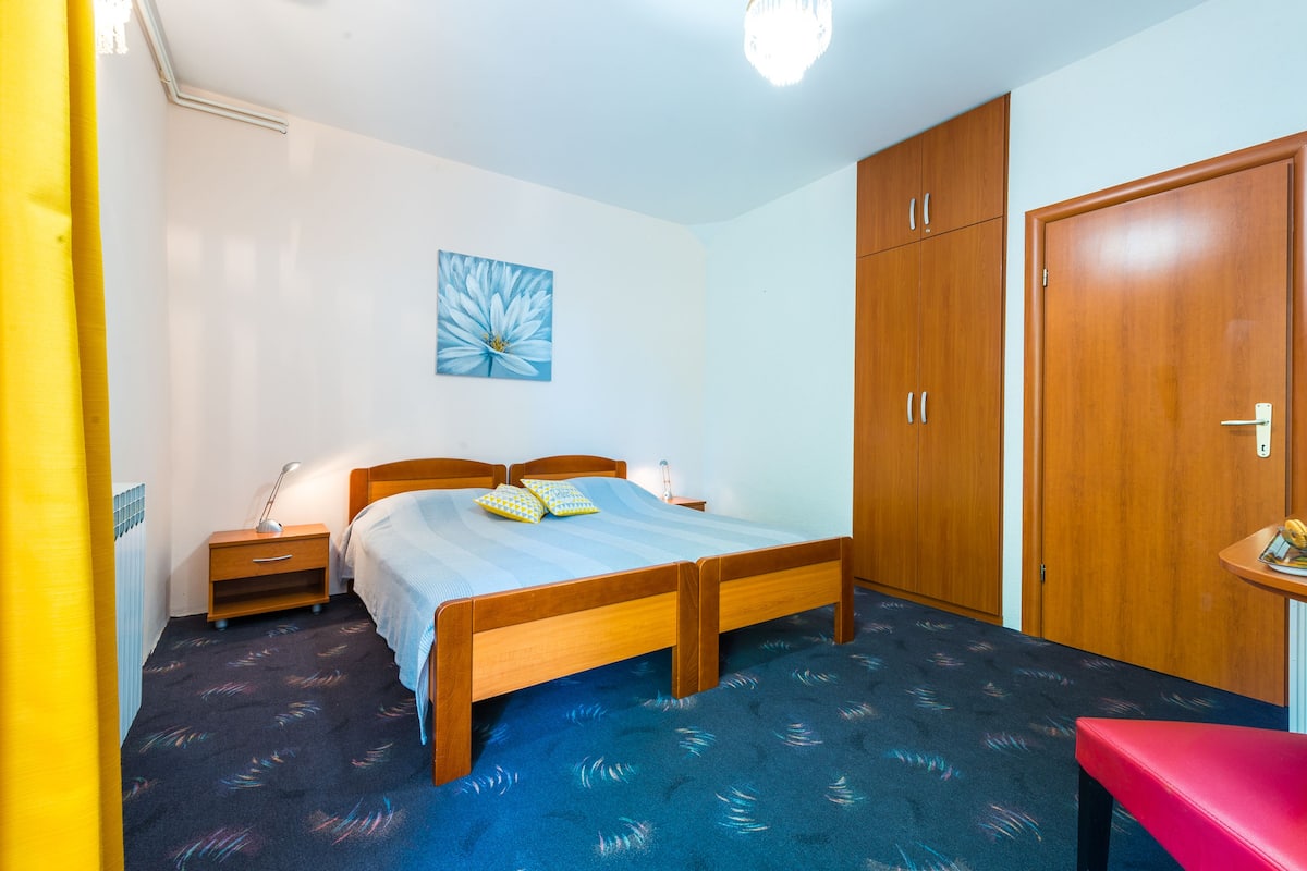 In-room safe, desk, soundproofing, cots/infant beds