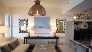 Un salon comprenant un canapé, une table basse et un coin repas avec des chaises.
