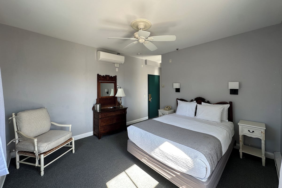 Room, 1 Queen Bed, Corner, Island view | Bed sheets