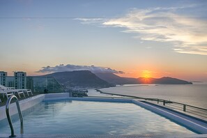 Una piscina al aire libre de temporada, sillones reclinables de piscina