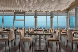 Desayuno buffet diario (DZD 2200 por persona)