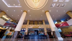 A spacious lobby with a central fountain, high ceilings, and large columns. - Blue Horizon Hotel (Fuqian Street Dongcheng Dongying) (Dongying)