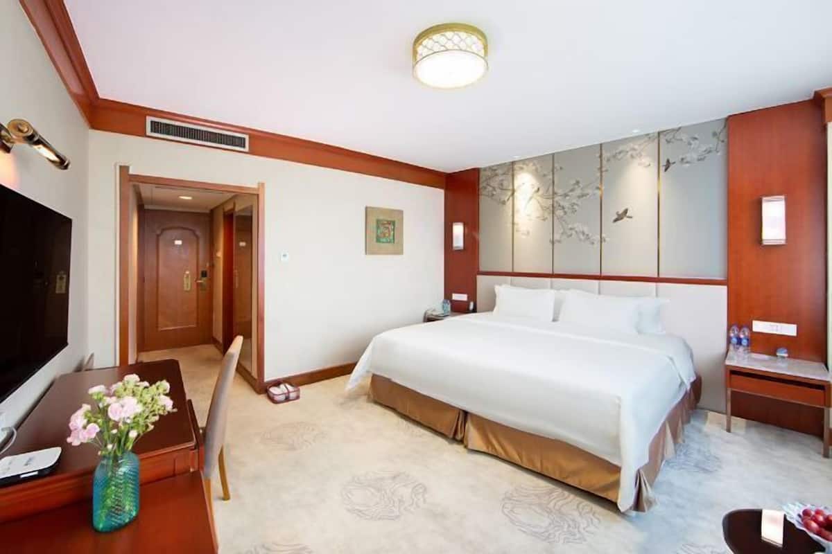 Minibar, in-room safe, cribs/infant beds, alarm clocks