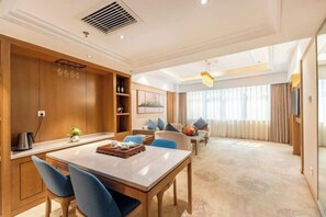 Minibar, Zimmersafe, Babybetten, Wecker