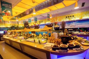 A buffet area with various food items and a decorative centerpiece. - Blue Horizon Hotel (Fuqian Street Dongcheng Dongying) (Dongying)