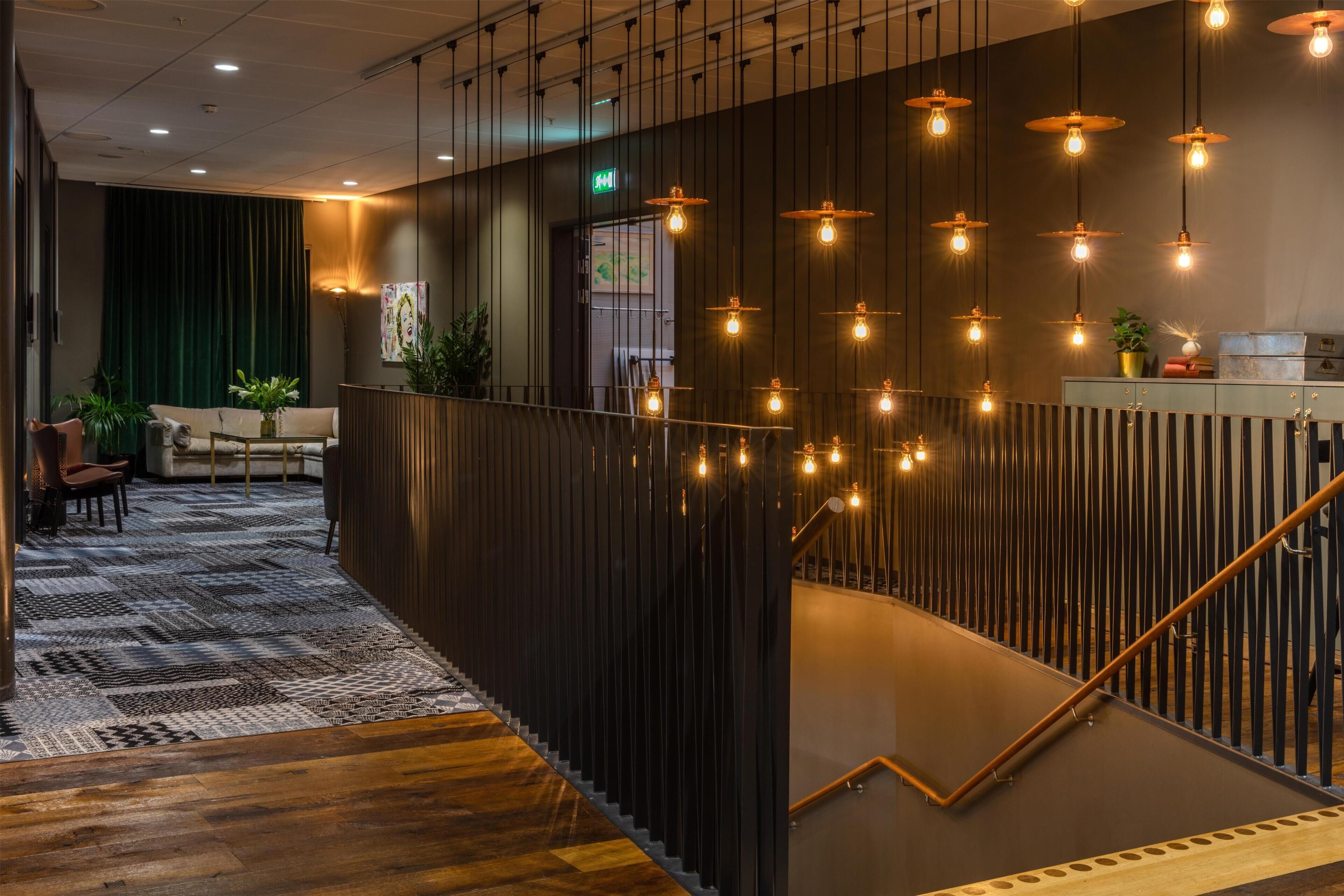 Bar de cocktails, con mesas al aire libre, abre todos los días