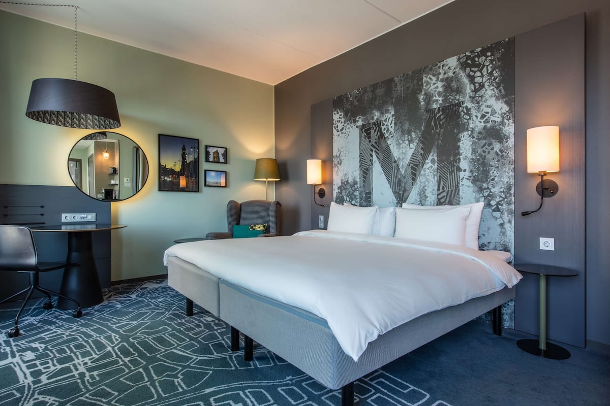 Premium Room | 1 bedroom, down comforters, minibar, in-room safe
