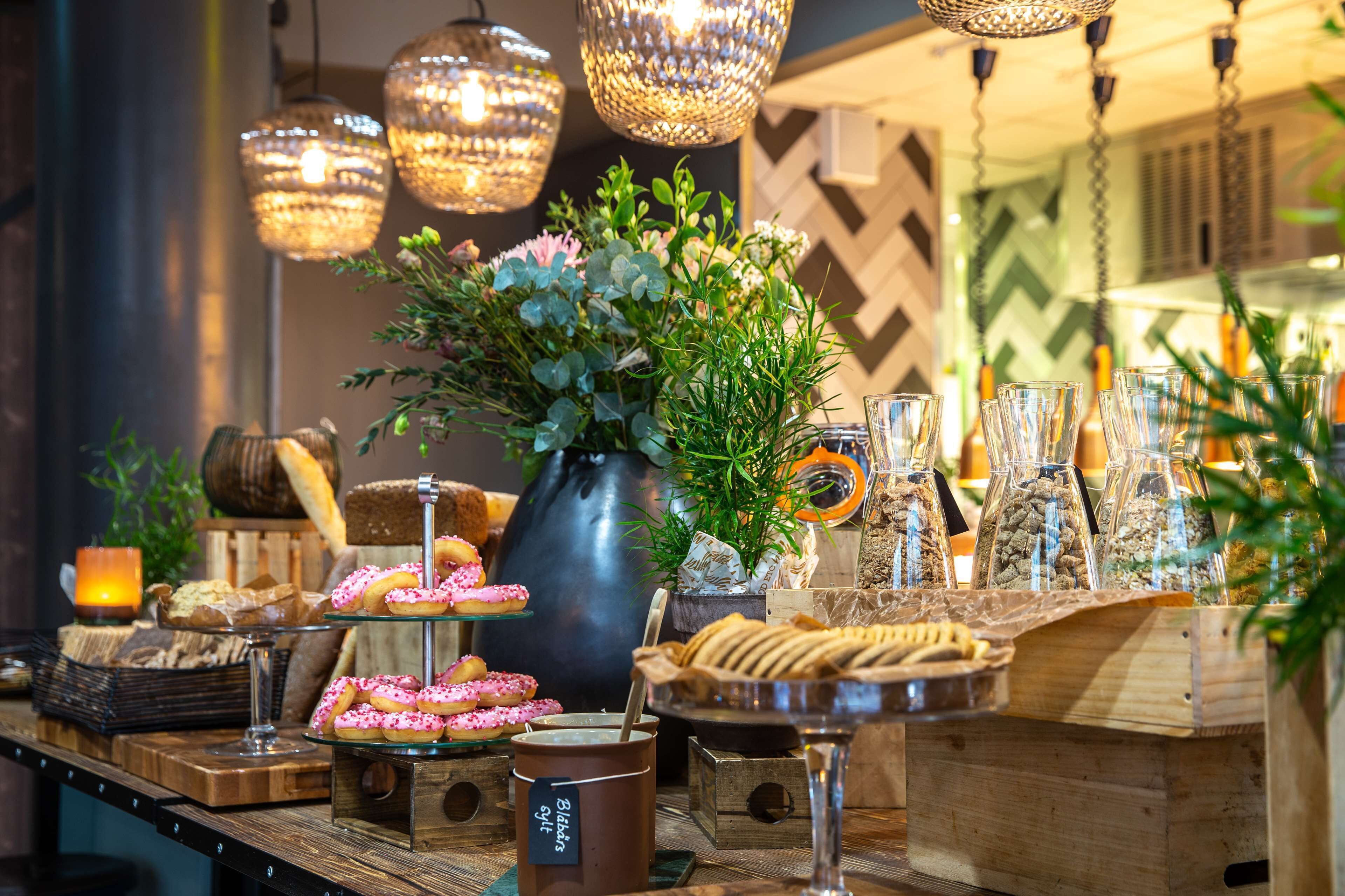 Serveert ontbijt, diner, internationale gerechten, openlucht dineren 