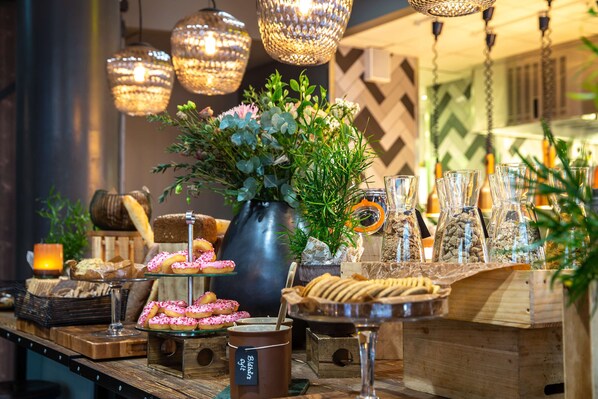 Se sirven desayunos y cenas, restaurante con mesas al aire libre