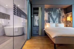 Cubrecamas, minibar, caja de seguridad en la habitación y escritorio