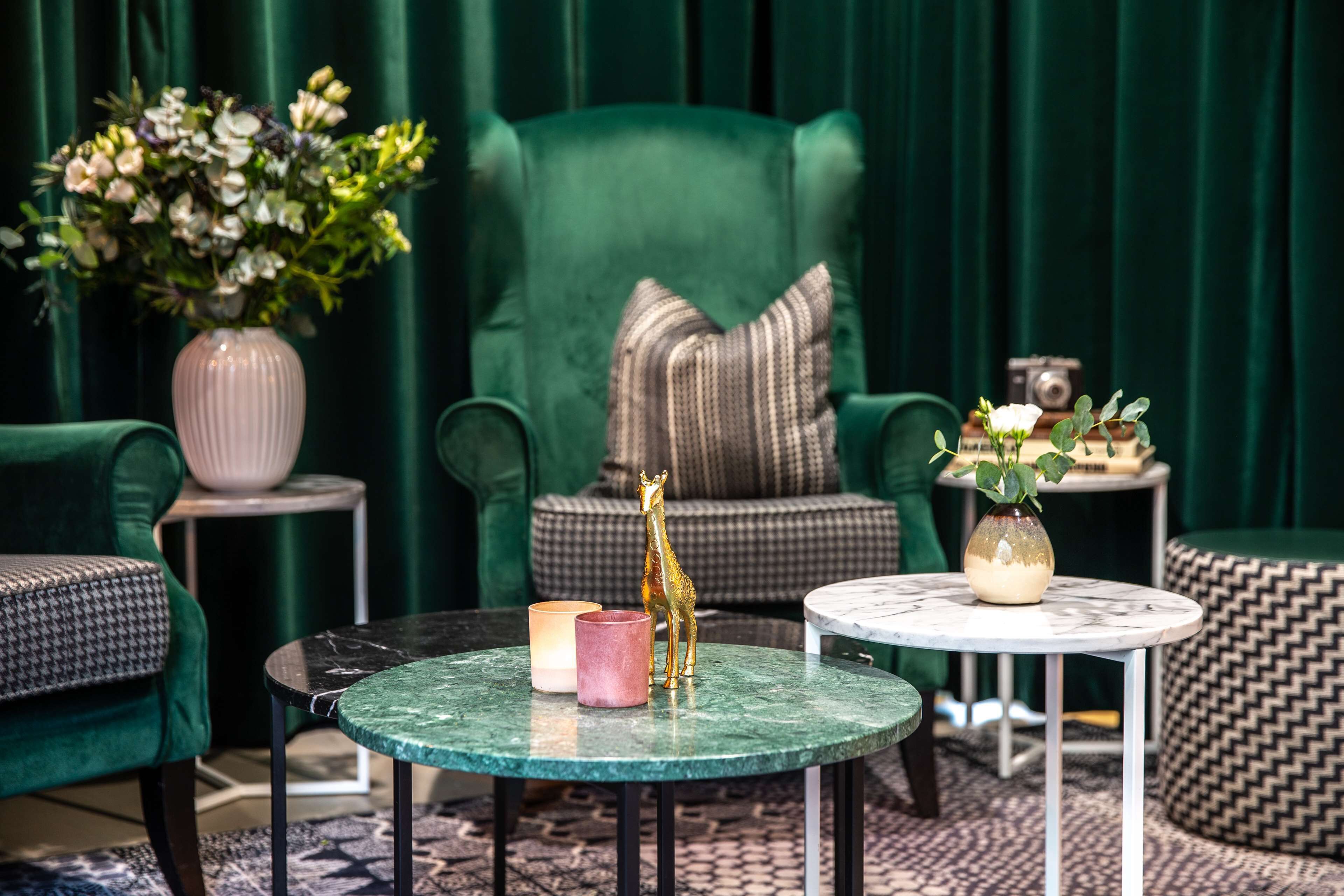 cocktail bar, al fresco dining, open daily