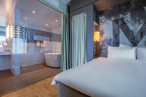 Suite, 1 habitación | Edredón, minibar, caja de seguridad en la habitación y escritorio 