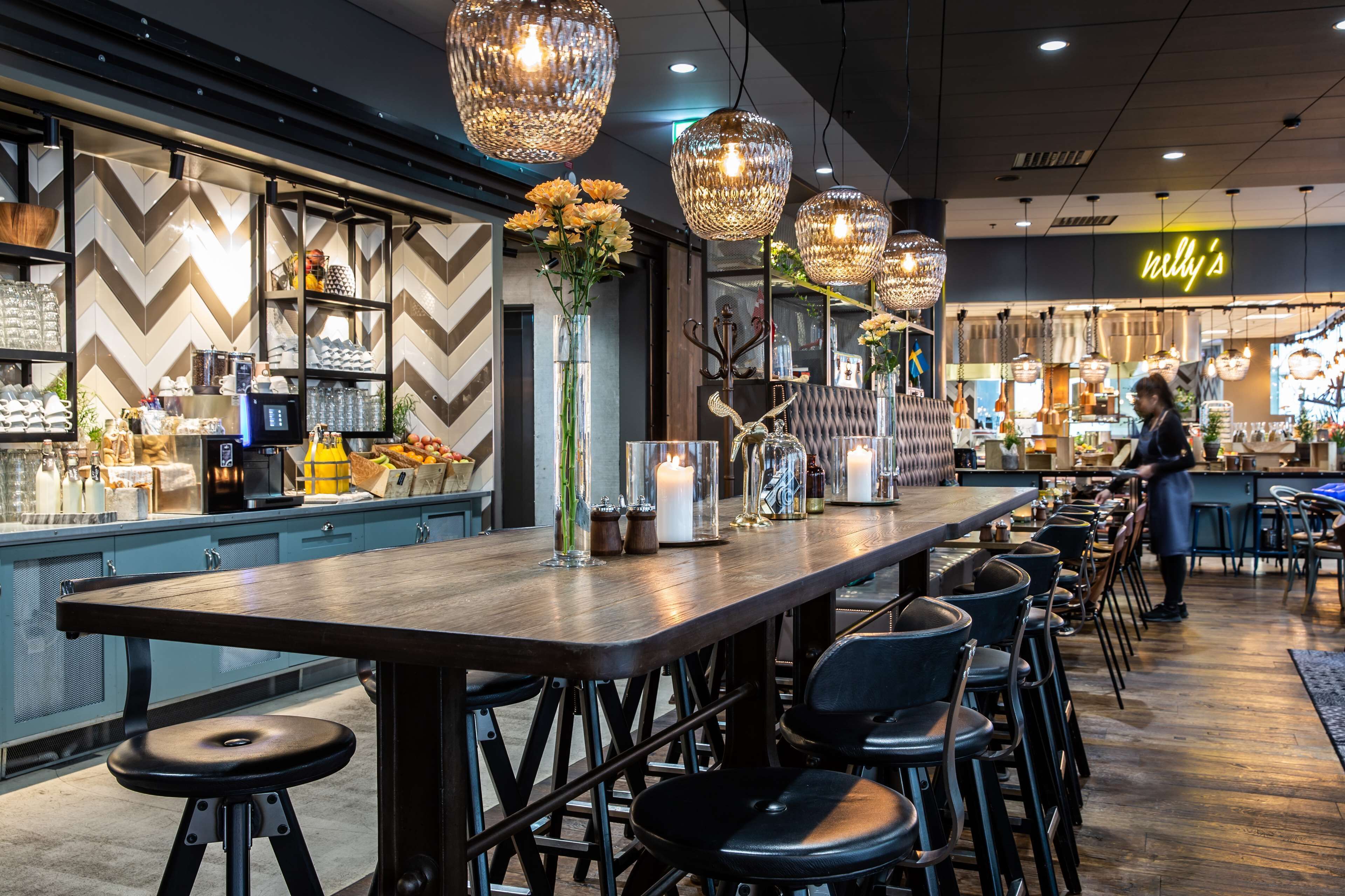 cocktail bar, al fresco dining, open daily