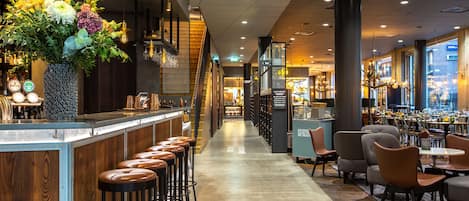 Cocktail bar, dùng bữa ngoài trời, mở cửa hàng ngày