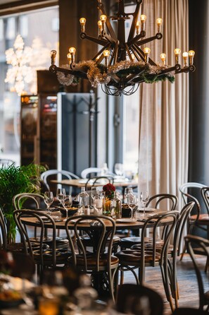 Frokost og middag serveres