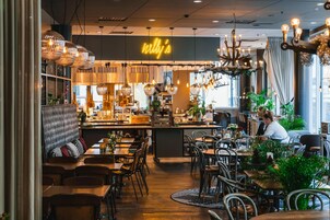 Se sirven desayunos y cenas, restaurante con mesas al aire libre 