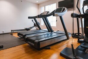 A gym with treadmills, a stationary bike, and a rowing machine. - Radisson Blu Metropol Hotel, Helsingborg (Helsingborg)