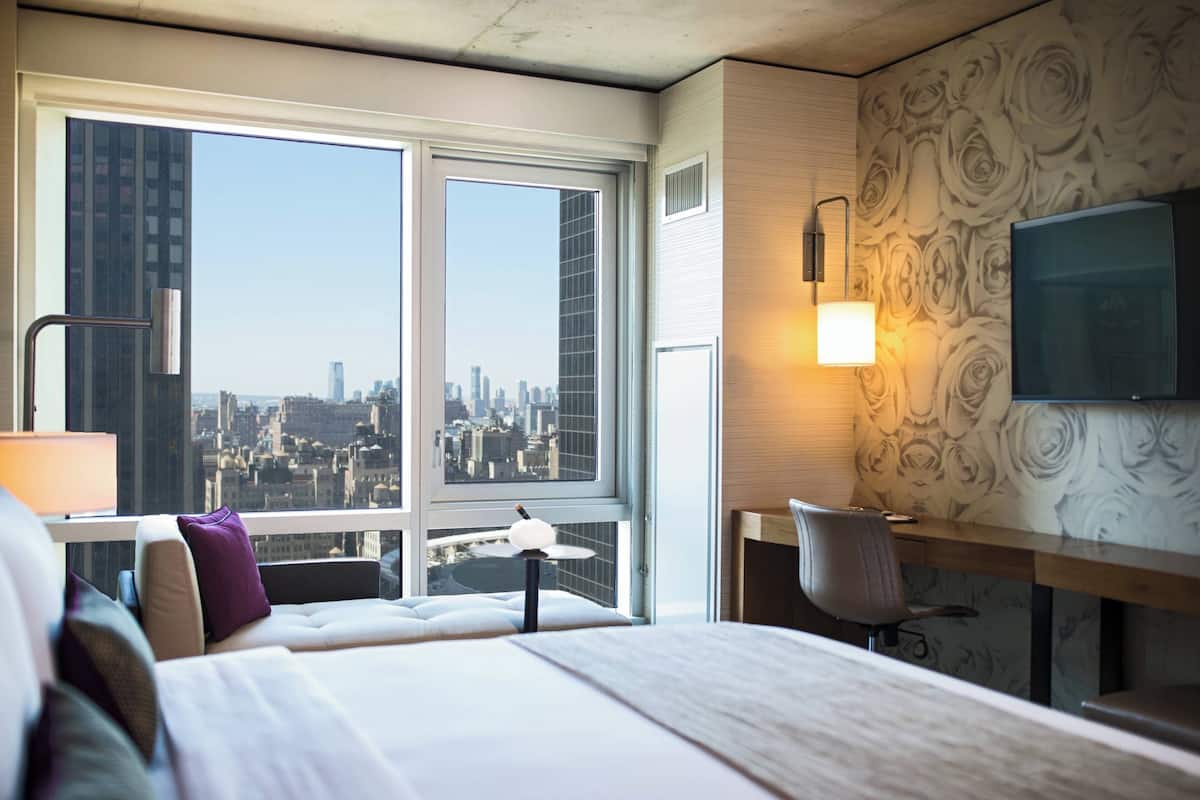 Kamer, 1 kingsize bed | Luxe beddengoed, een kluis op de kamer, een bureau