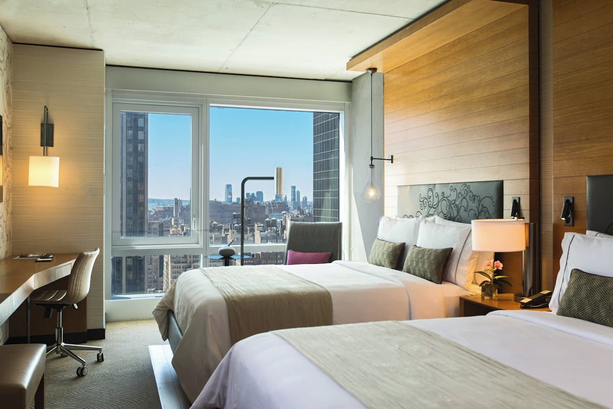 Kamer, 2 queensize bedden | Luxe beddengoed, een kluis op de kamer, een bureau