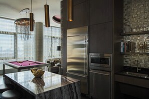 Suite, 1 habitación, no fumadores, balcón (Skyline) | Cocina privada | Frigorífico pequeño y cafetera o tetera