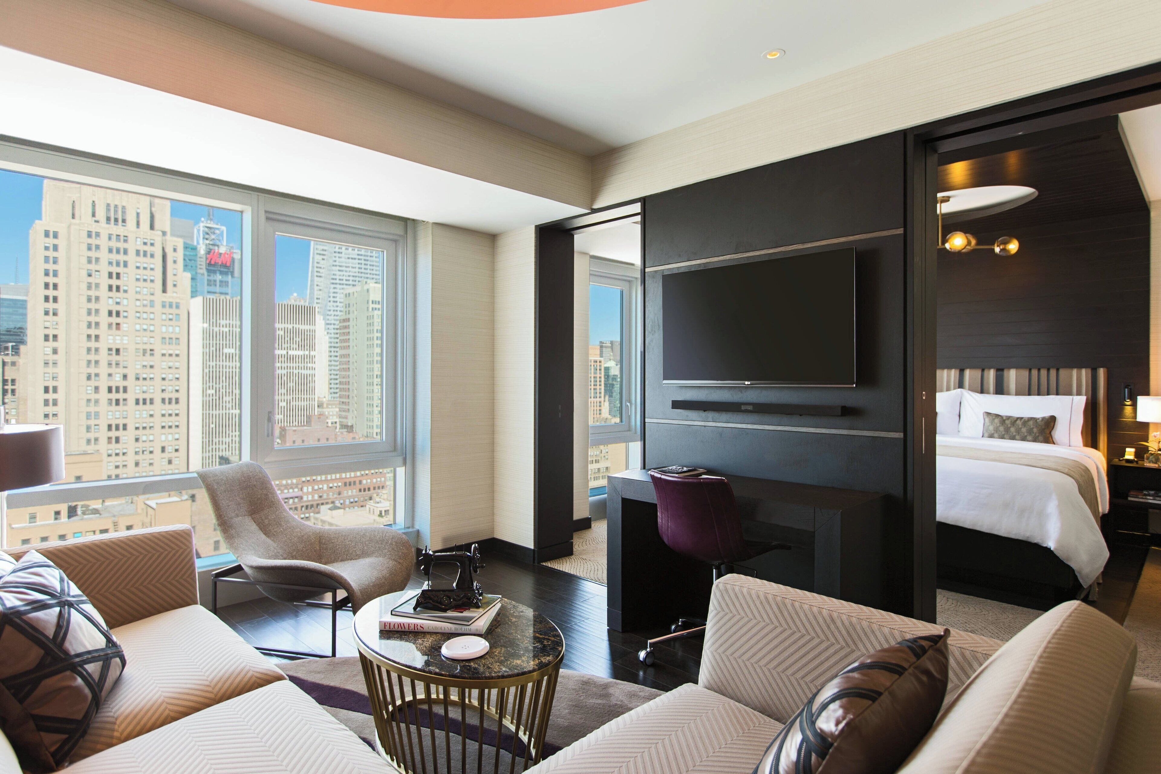 Roupas de cama premium, cofres nos quartos, escrivaninha