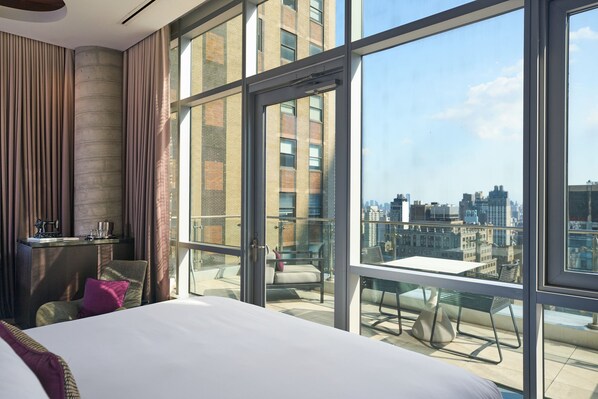 Premium bedding, in-room safe, desk, iron/ironing board - Renaissance New York Midtown Hotel (New York)