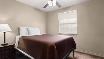 Suite, 1 Bedroom, Non Smoking | 1 bilik tidur, meja, ruang kerja komputer riba, seterika/papan seterika