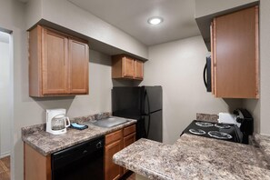 Full-sized fridge, microwave, stovetop, dishwasher - Eagle's Den Suites Big Spring a Travelodge by Wyndham (Big Spring)