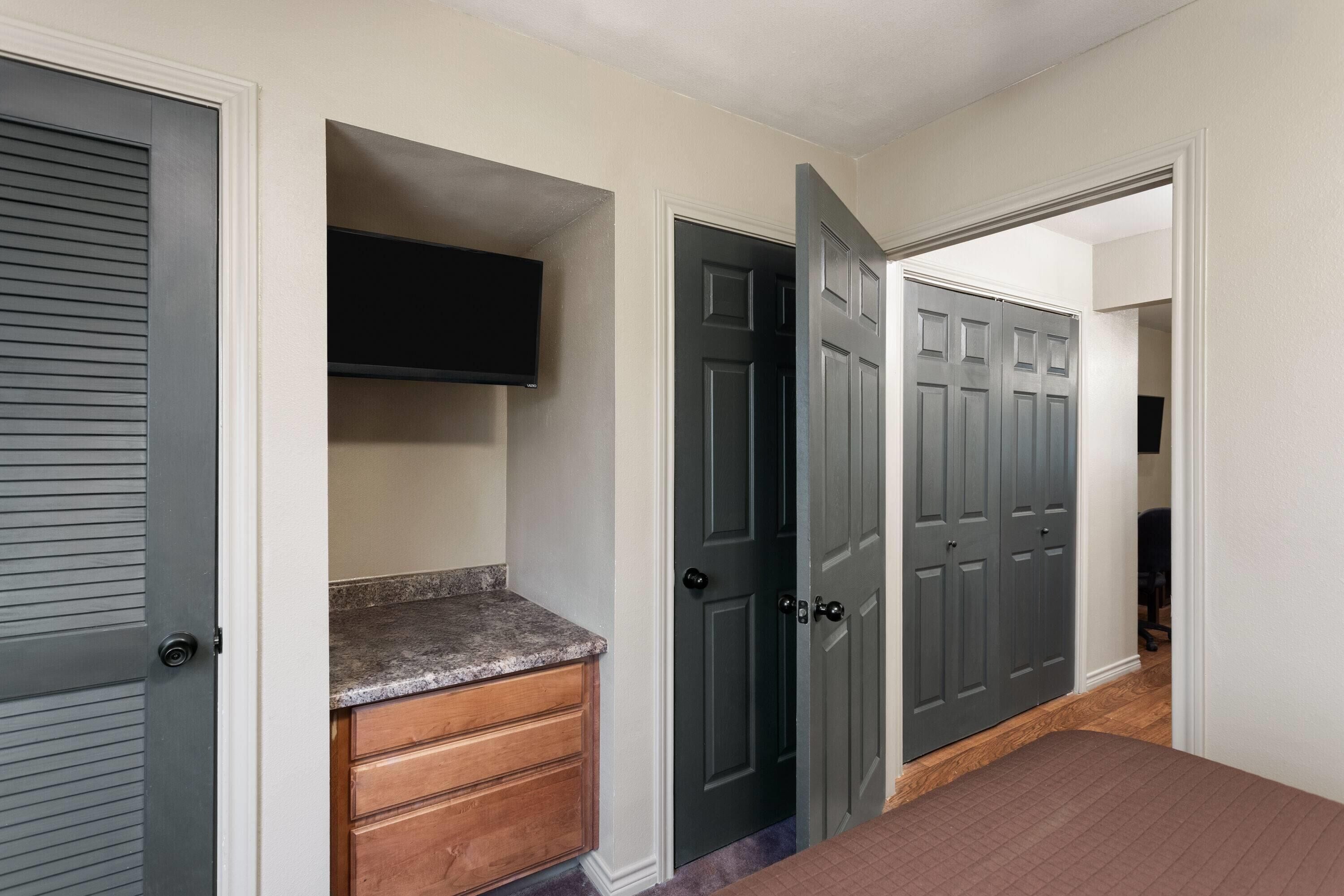 suite, 1 bedroom, non smoking | 1 bedroom, desk, laptop workspace, iron/ironing board