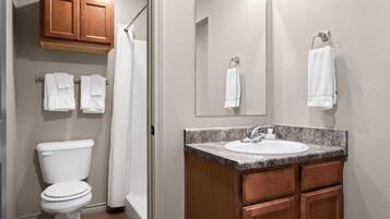 Douche, articles de toilette gratuits, sĂšche-cheveux