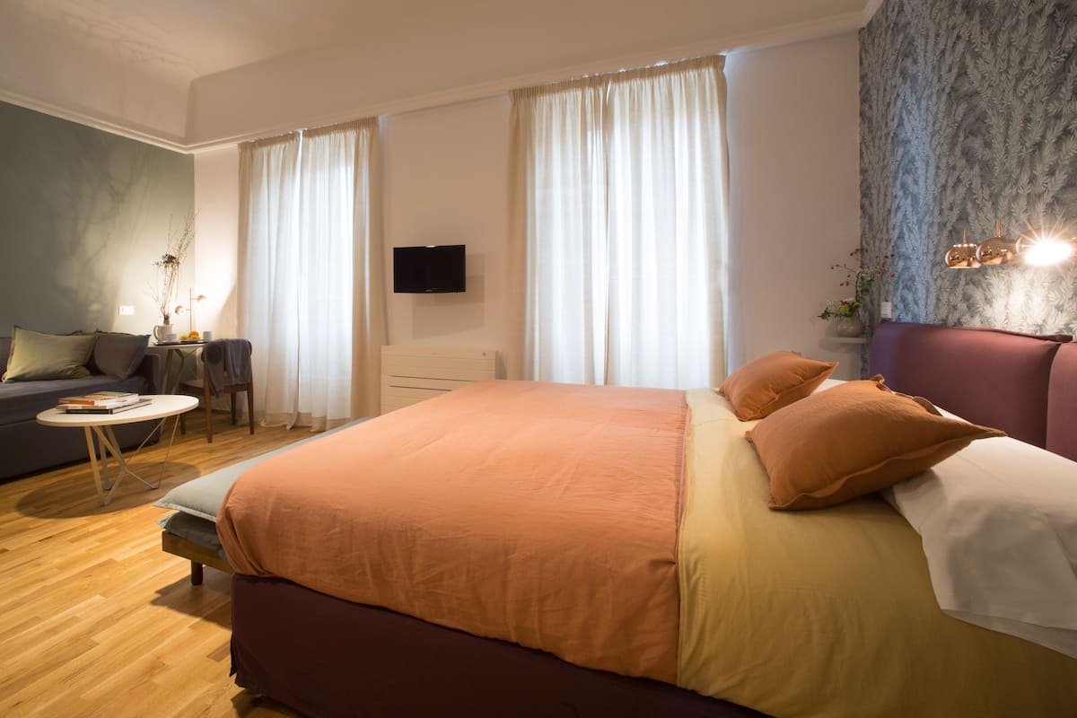 Premium bedding, in-room safe, desk, soundproofing