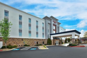 A Hampton Inn hotel with a parking lot, handicap accessible parking, and a welcoming entrance. - Hampton Inn North Little Rock McCain Mall (North Little Rock)