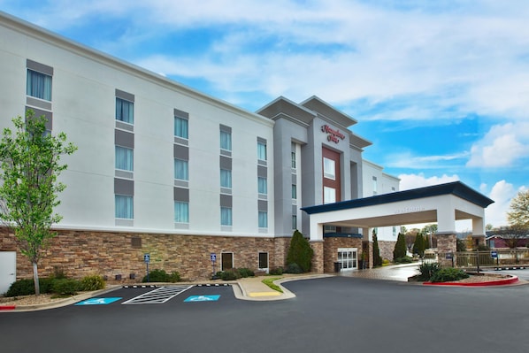 Un hotel Hampton Inn con estacionamiento, espacios de estacionamiento accesibles para discapacitados y una entrada acogedora.