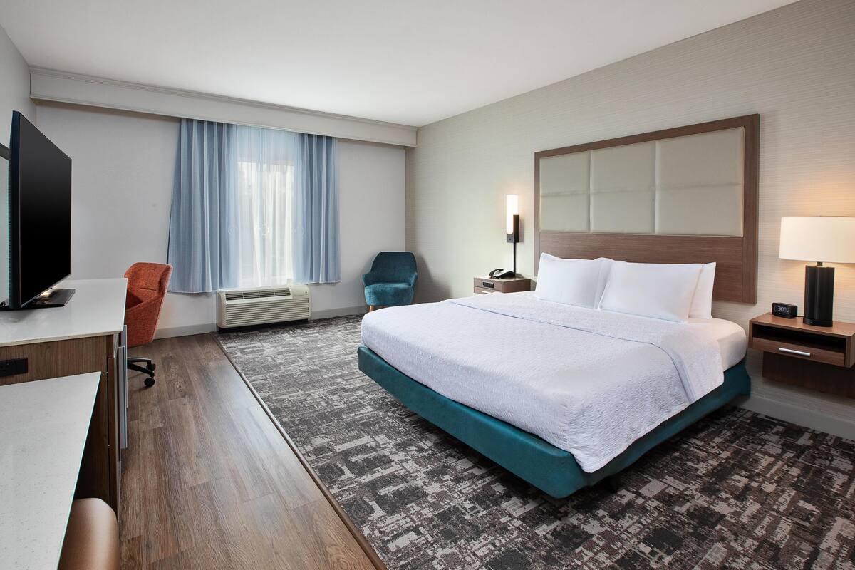 King, Accessible | In-room safe, soundproofing, iron/ironing board, cribs/infant beds