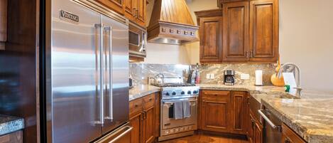 Juniper Landing 102 | Dapur pribadi | Lemari es besar, microwave, kompor, dan mesin pencuci piring