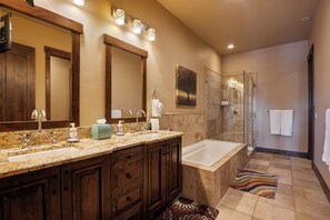 Juniper Landing 102 | Badezimmer | Badewanne und Dusche (separat), Whirlpool, kostenlose Toilettenartikel