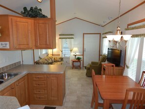 Cabane Deluxe, 1 grand lit et 1 canapé-lit, patio | Coin séjour