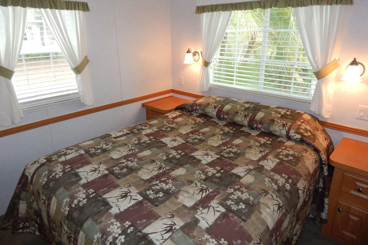Deluxe huisje, 1 queensize bed met slaapbank, patio | Luxe beddengoed, een strijkplank/strijkijzer, gratis wifi, beddengoed