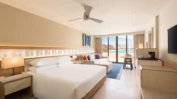 Habitación de hotel con una cama grande, un escritorio, una silla y un televisor. Se aprecia una ventana con vistas a la ciudad.