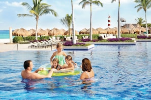 3 piscines extérieures, chaises longues