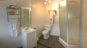 Standard Room, 1 Queen Bed | Bathroom | Shower, free toiletries, hair dryer, towels - Motel Sainte-Flavie (Sainte-Flavie)