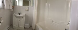 Standardzimmer, 1 Queen-Bett | Badezimmer | Dusche, kostenlose Toilettenartikel, Haartrockner, Handtücher