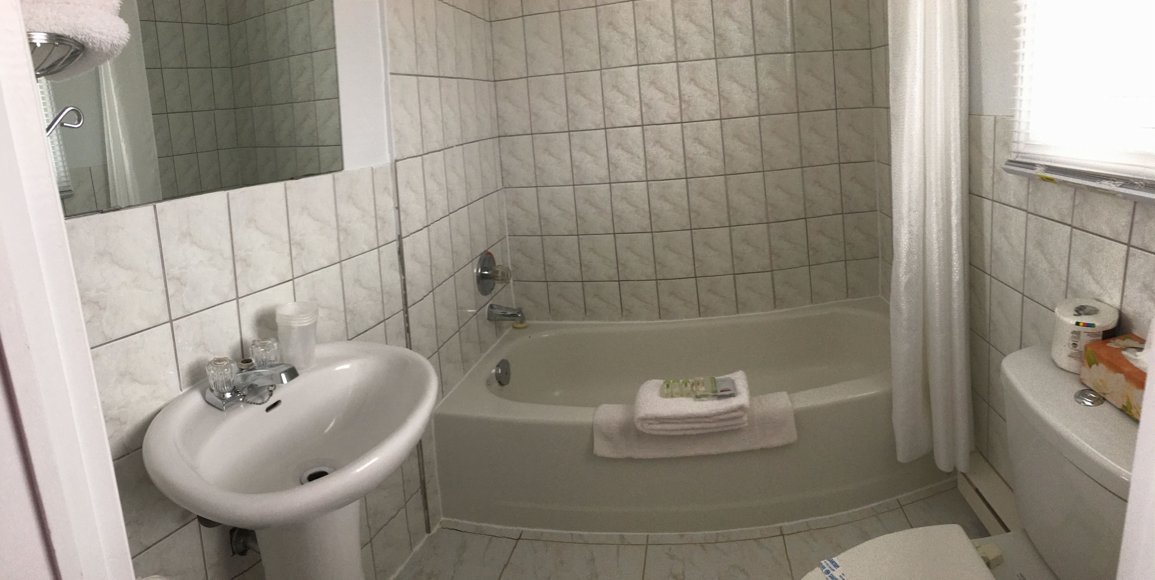 Ein Badezimmer mit Waschbecken, Badewanne und Toilette.