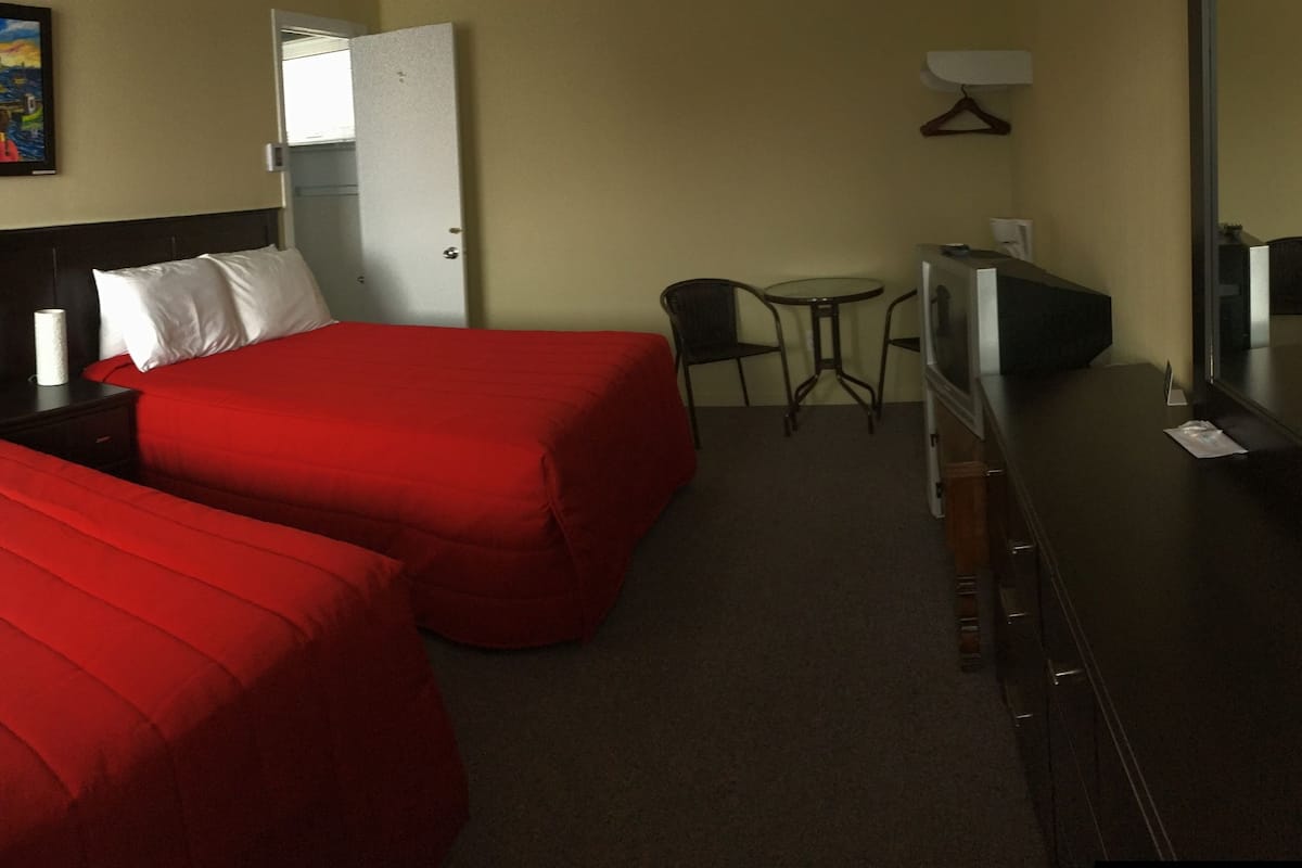 Habitación estándar, 2 camas matrimoniales | Escritorio, tabla de planchar con plancha y wifi gratis