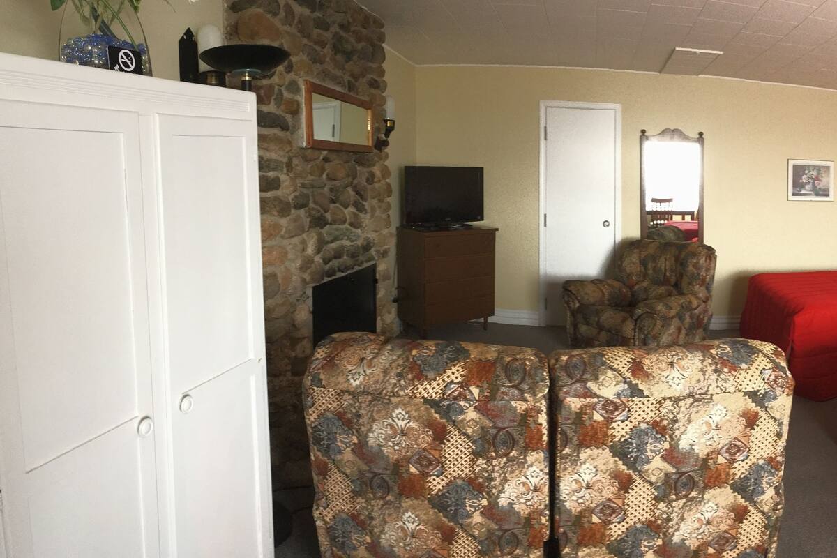 Standard Single Room, Kitchen | Desk, iron/ironing board (on request), WiFi (free)