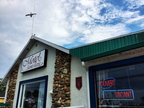 Vista frontal de la propiedad